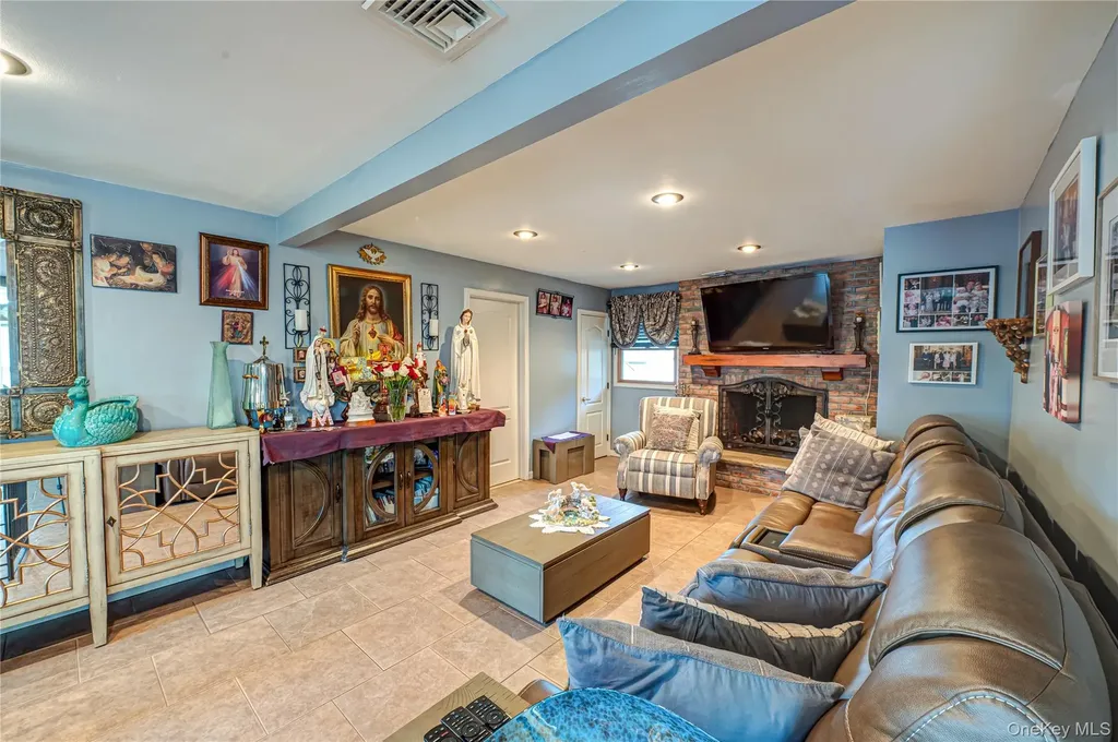 37 W 10th Street Deer Park NY 11729