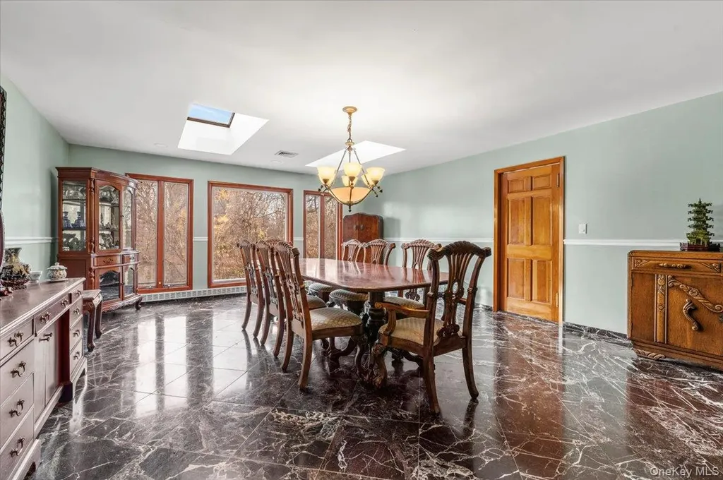 22 Lake Road Great Neck NY 11020