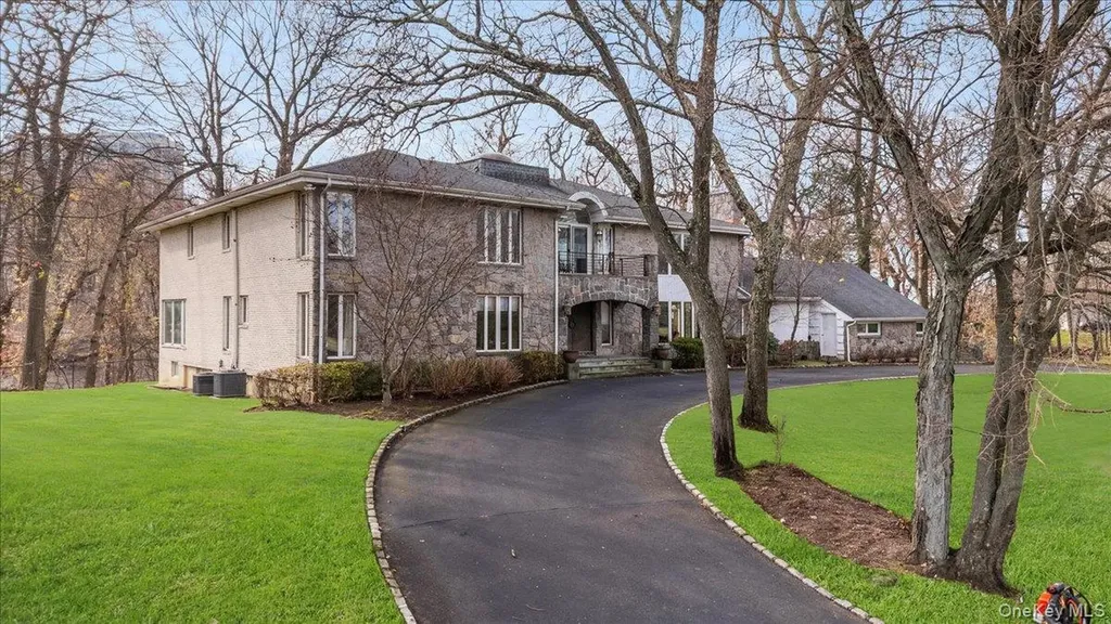 22 Lake Road Great Neck NY 11020