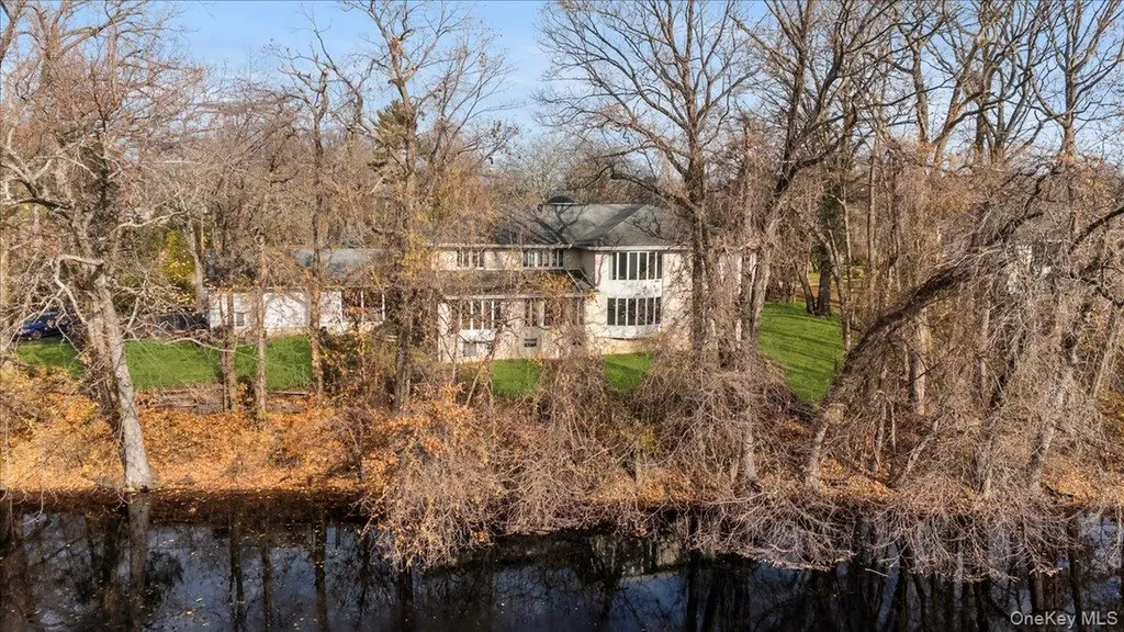 22 Lake Road Great Neck NY 11020