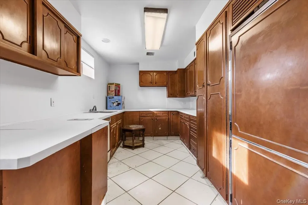 22 Lake Road Great Neck NY 11020