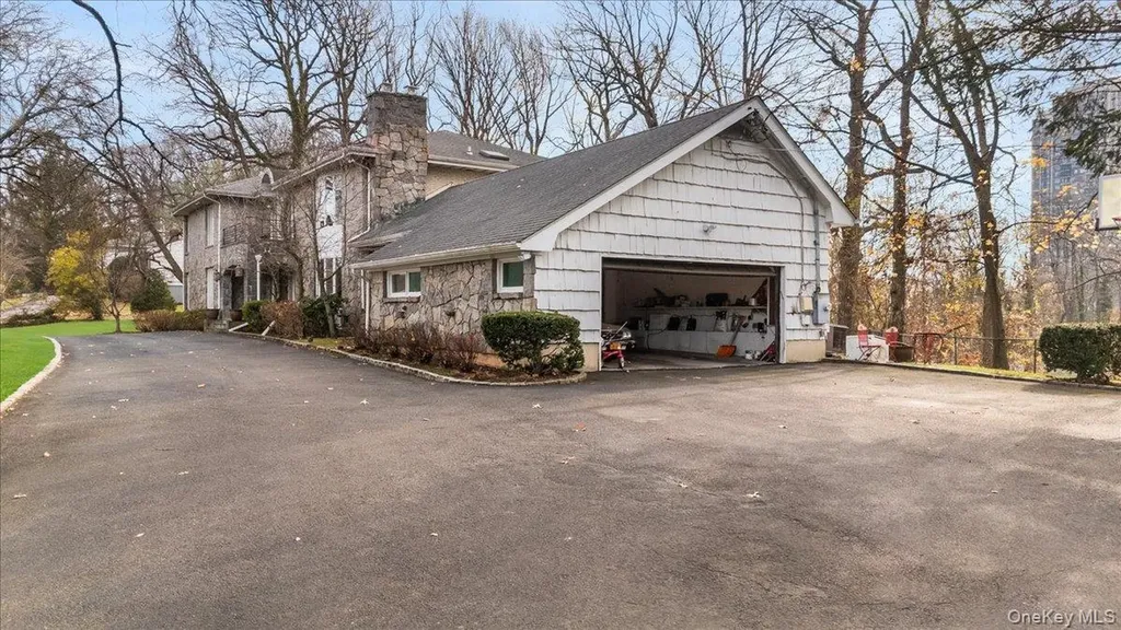 22 Lake Road Great Neck NY 11020