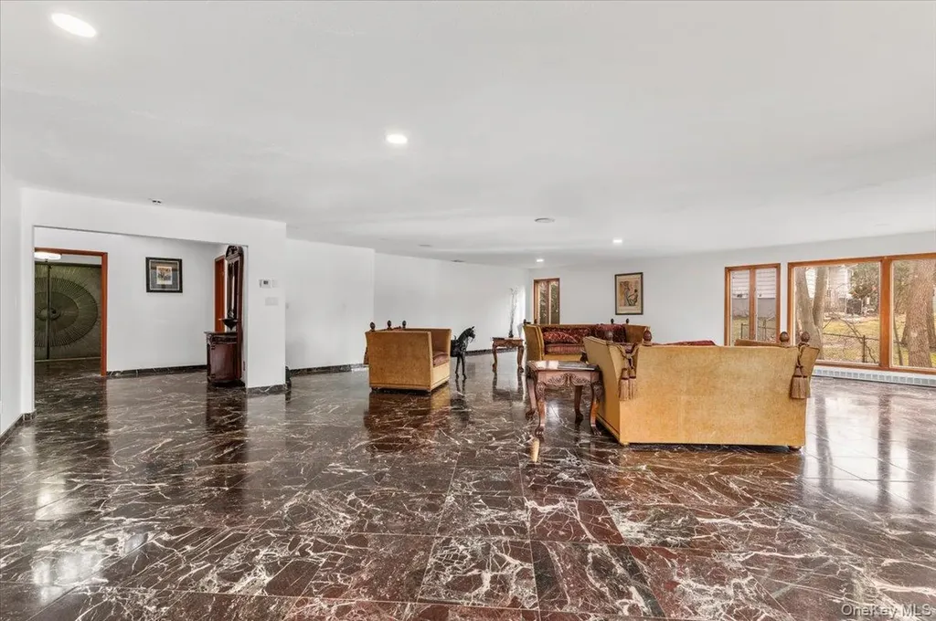 22 Lake Road Great Neck NY 11020