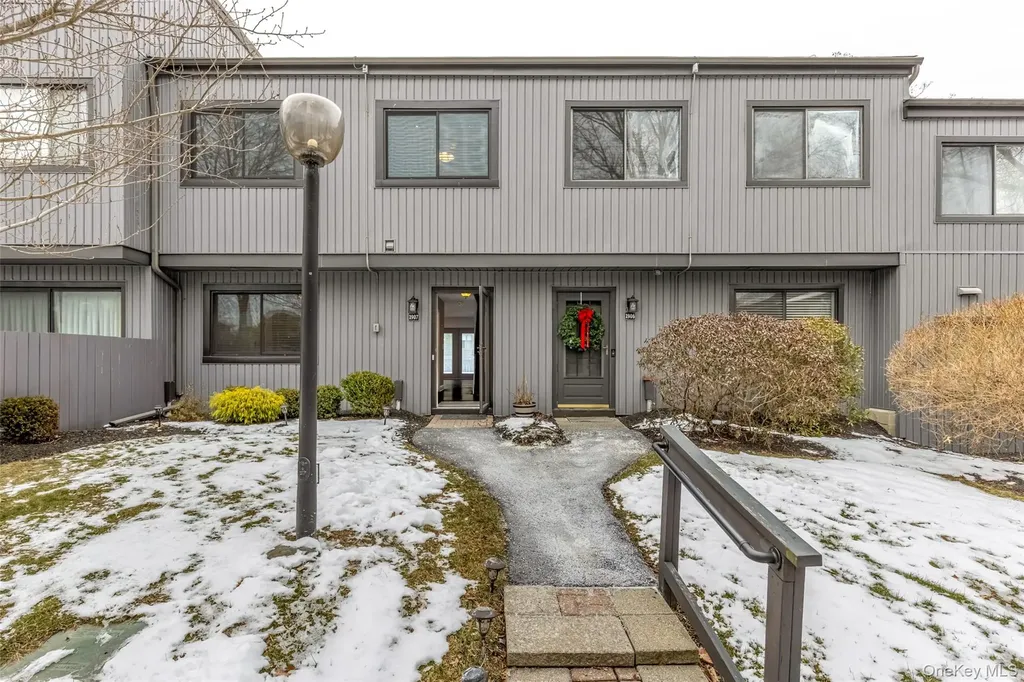 1907 Magnolia Walk Poughkeepsie NY 12603