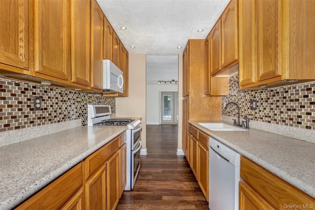 1907 Magnolia Walk Poughkeepsie NY 12603