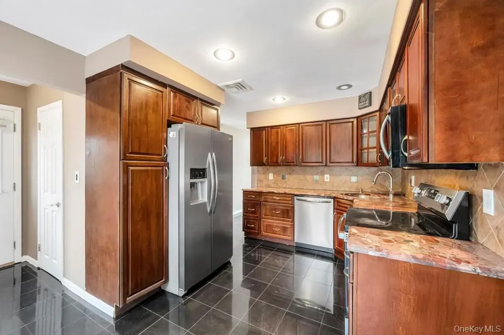 7 Carto Circle Deer Park NY 11729