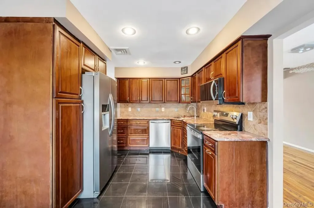 7 Carto Circle Deer Park NY 11729