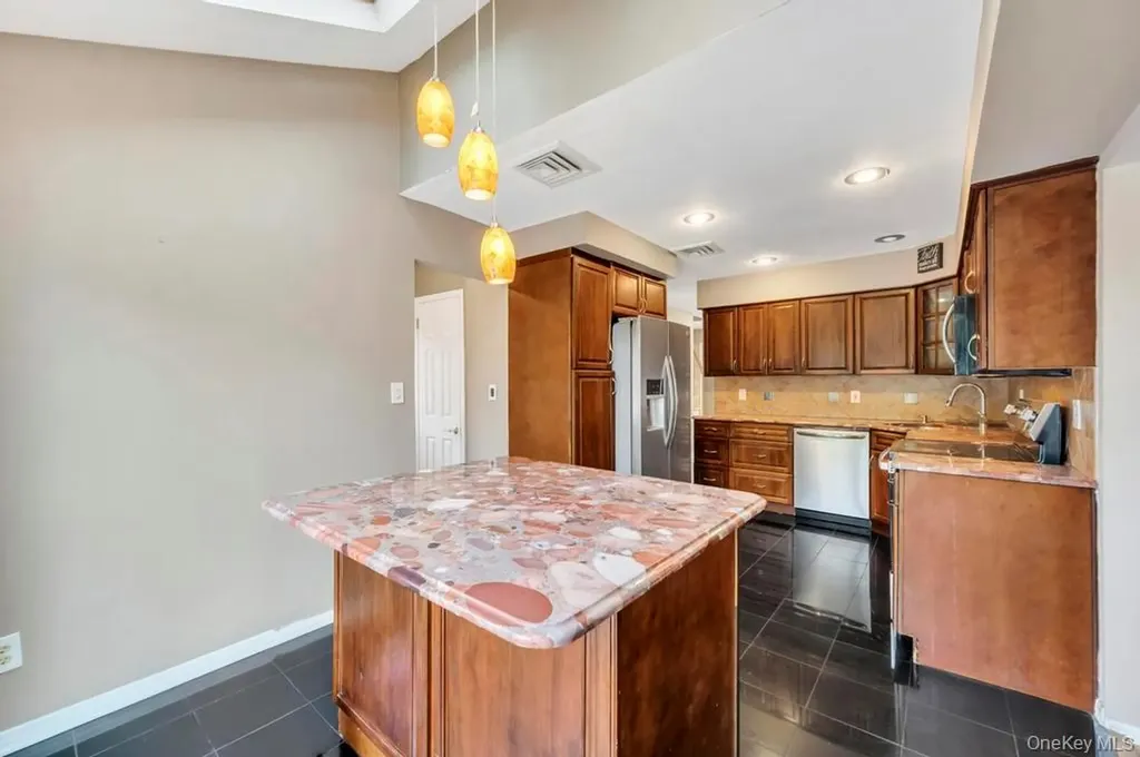 7 Carto Circle Deer Park NY 11729