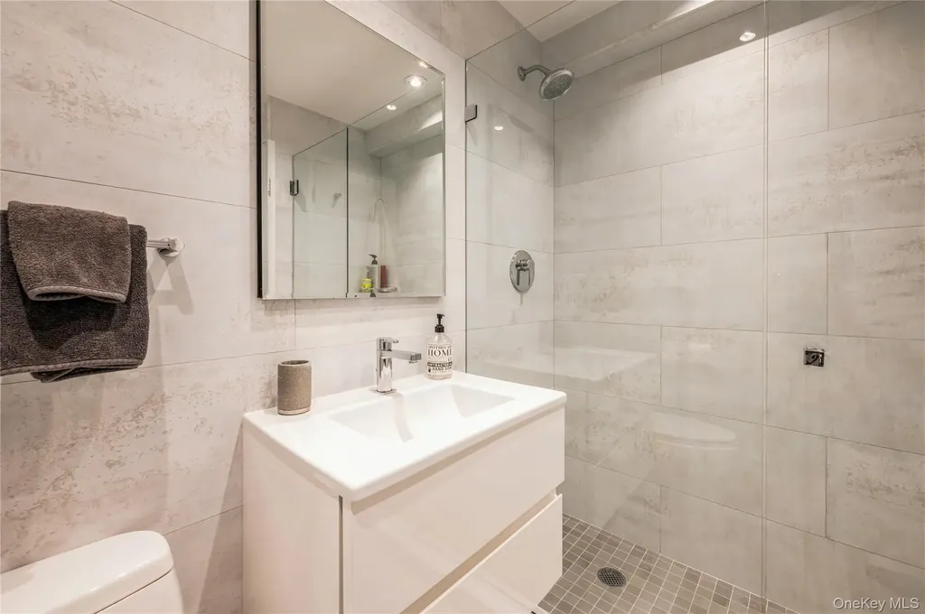 4475 Douglas Bronx NY 10471