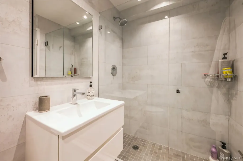 4475 Douglas Bronx NY 10471