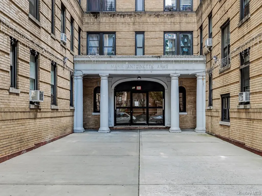 91 E 208th Street Bronx NY 10467