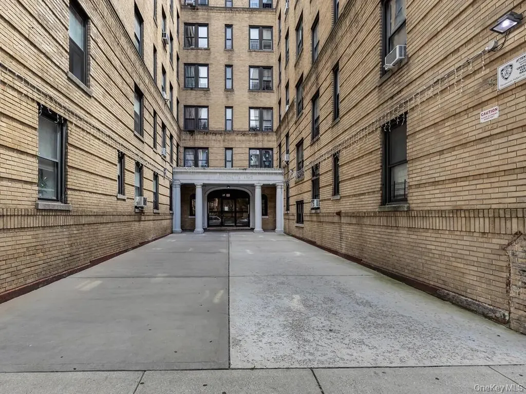91 E 208th Street Bronx NY 10467