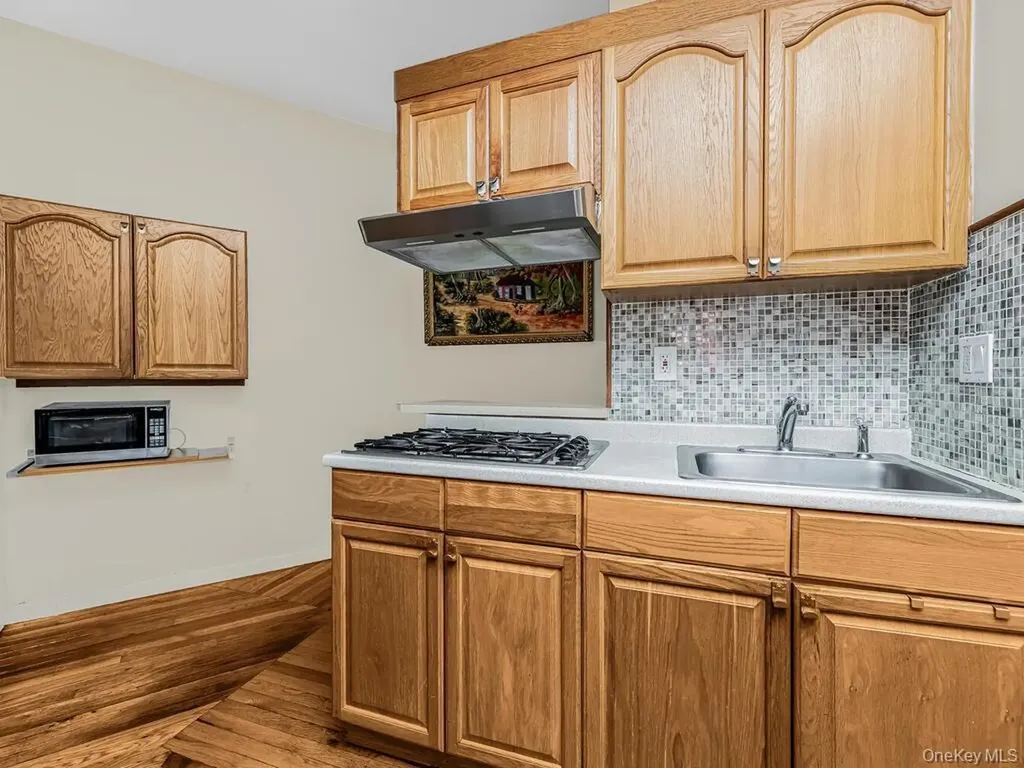 91 E 208th Street Bronx NY 10467