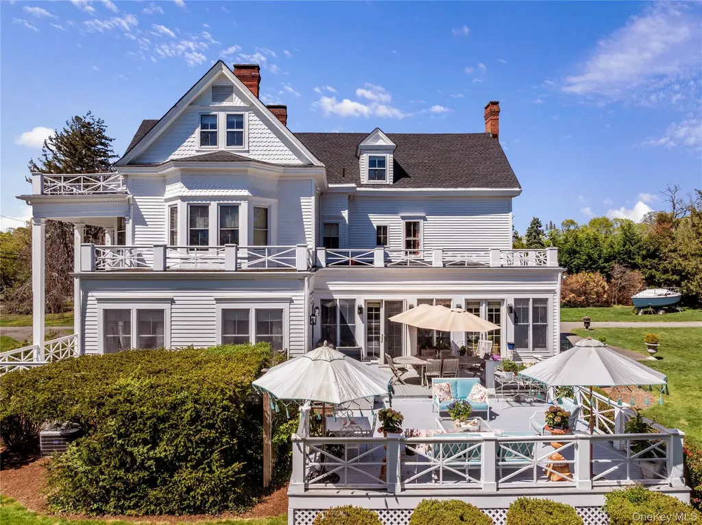 35 S Penataquit Avenue Bay Shore NY 11706