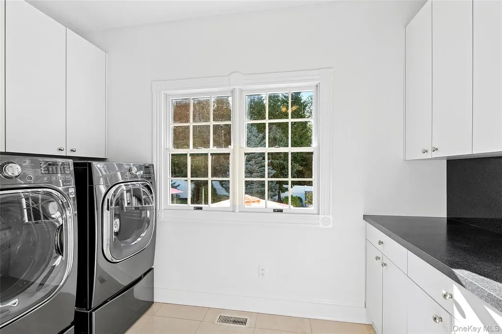 2 N Harbor Down Miller Place NY 11764