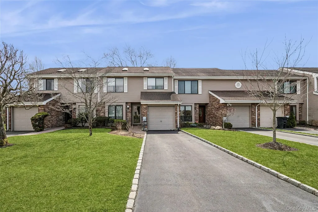 157 Hidden Ponds Circle Smithtown NY 11787
