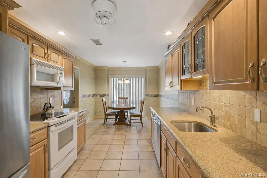 157 Hidden Ponds Circle Smithtown NY 11787