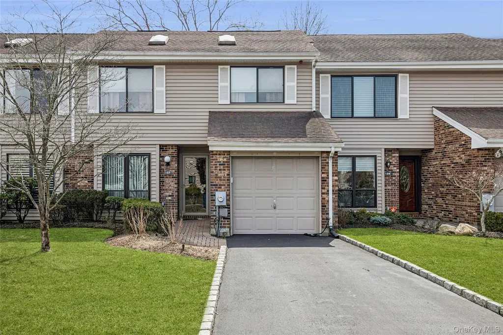 157 Hidden Ponds Circle Smithtown NY 11787