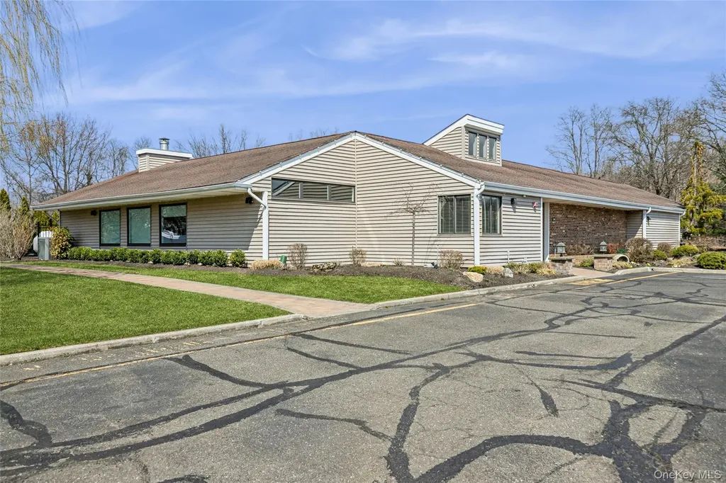 157 Hidden Ponds Circle Smithtown NY 11787