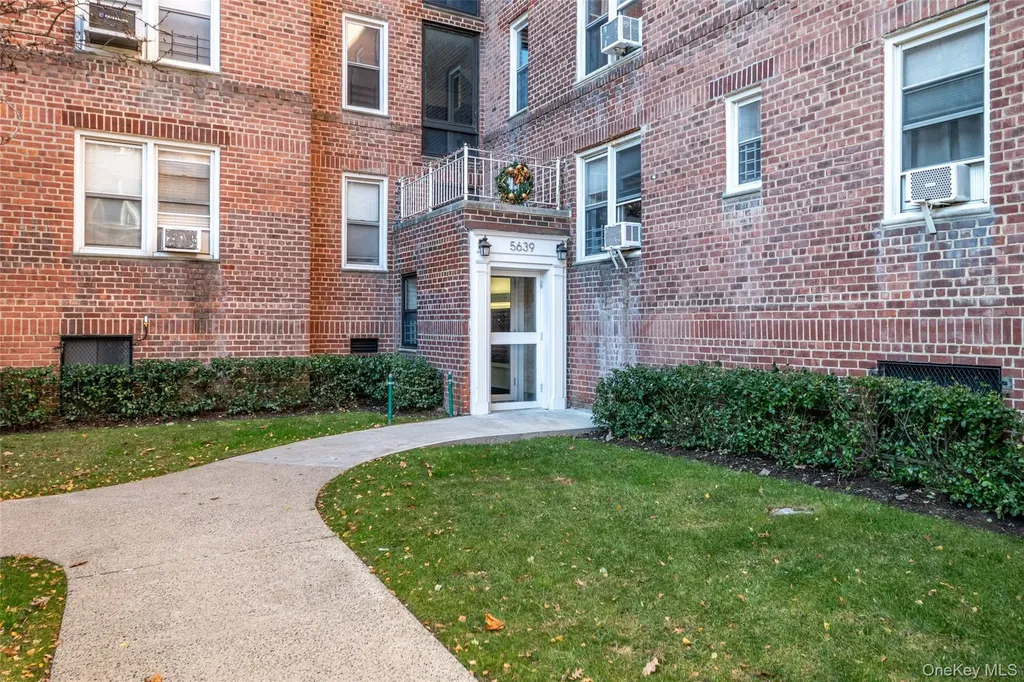 5639 Netherland Avenue Bronx NY 10471