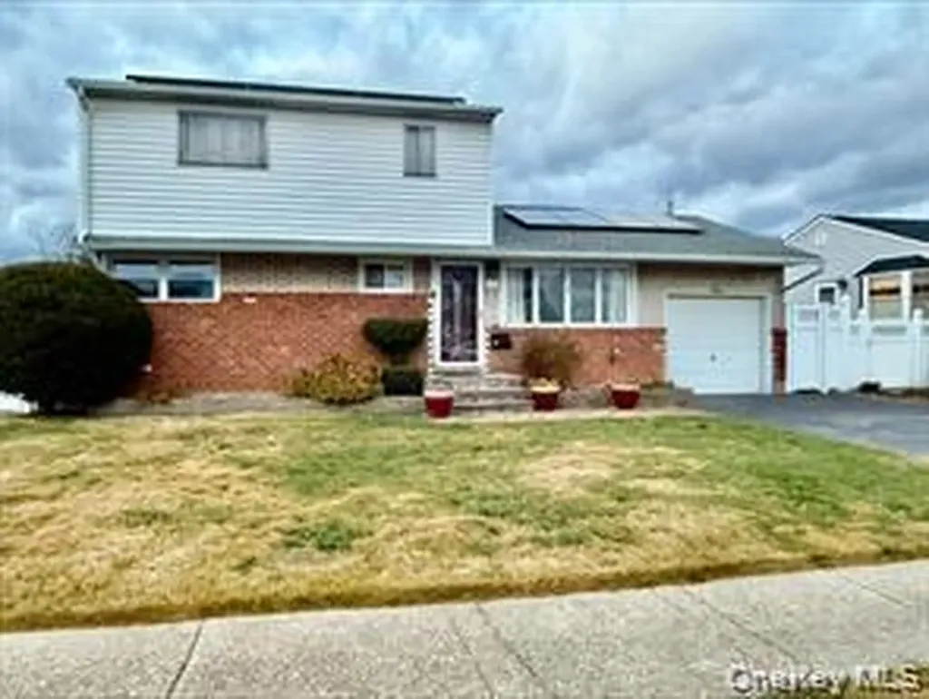 16 Eileen Avenue Plainview NY 11803