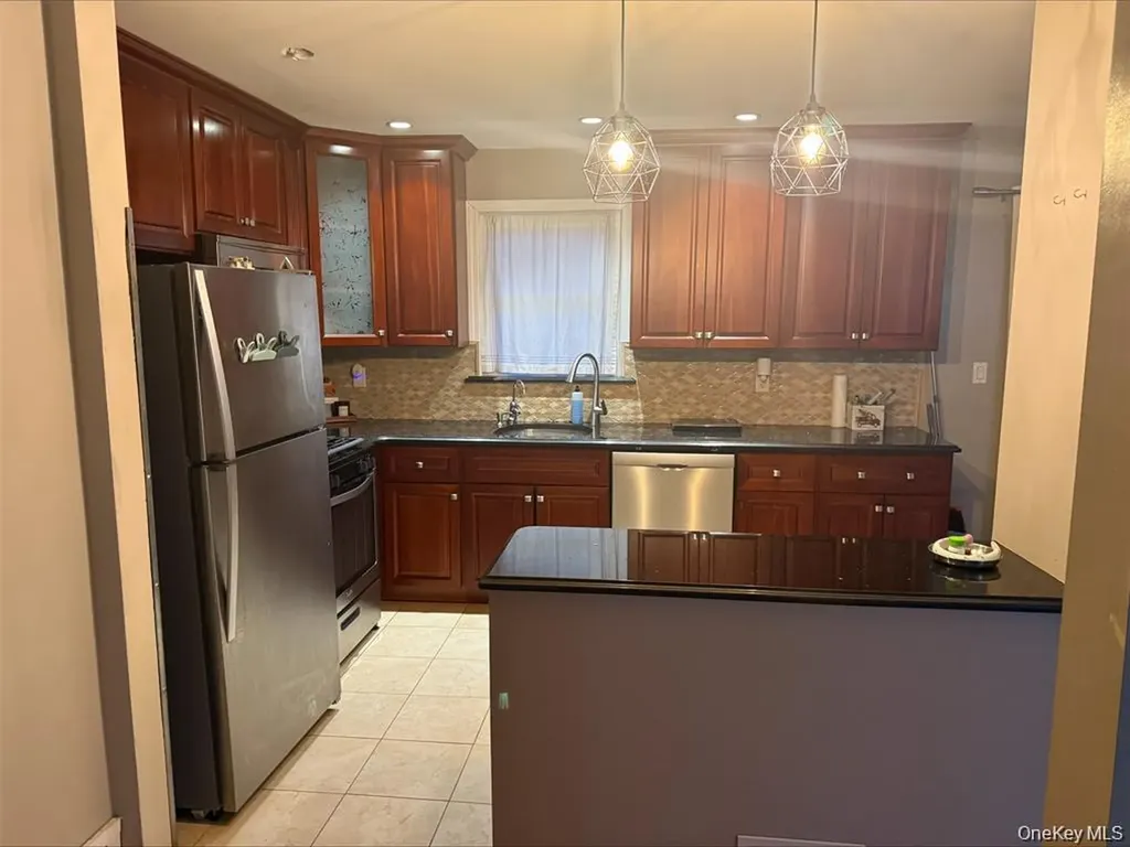 16 Eileen Avenue Plainview NY 11803