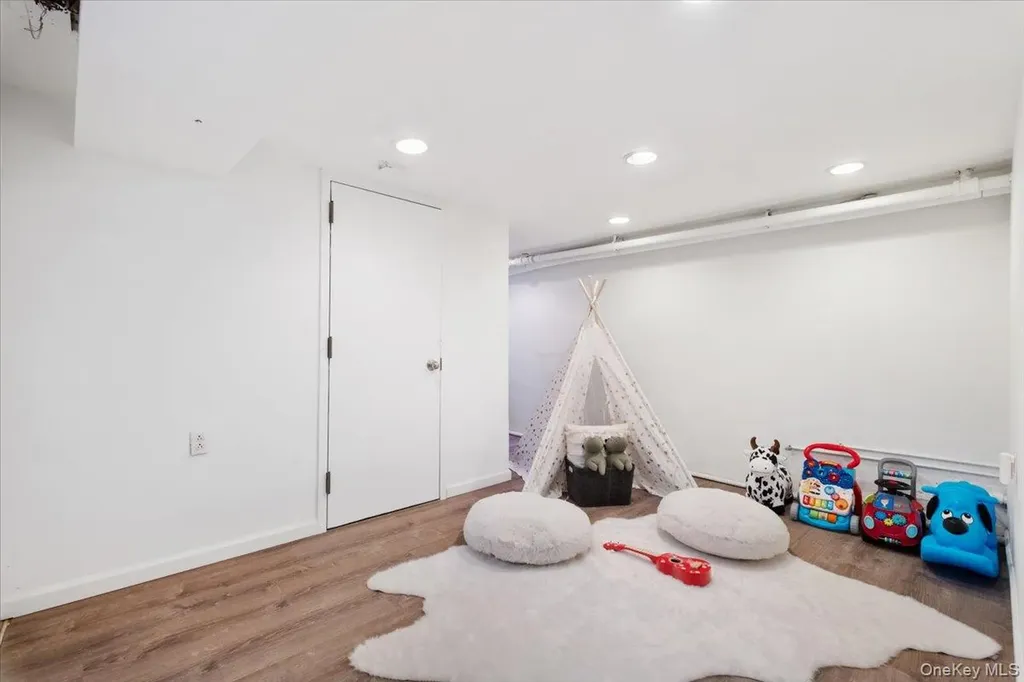 12 Stoneleigh Close Scarsdale NY 10583