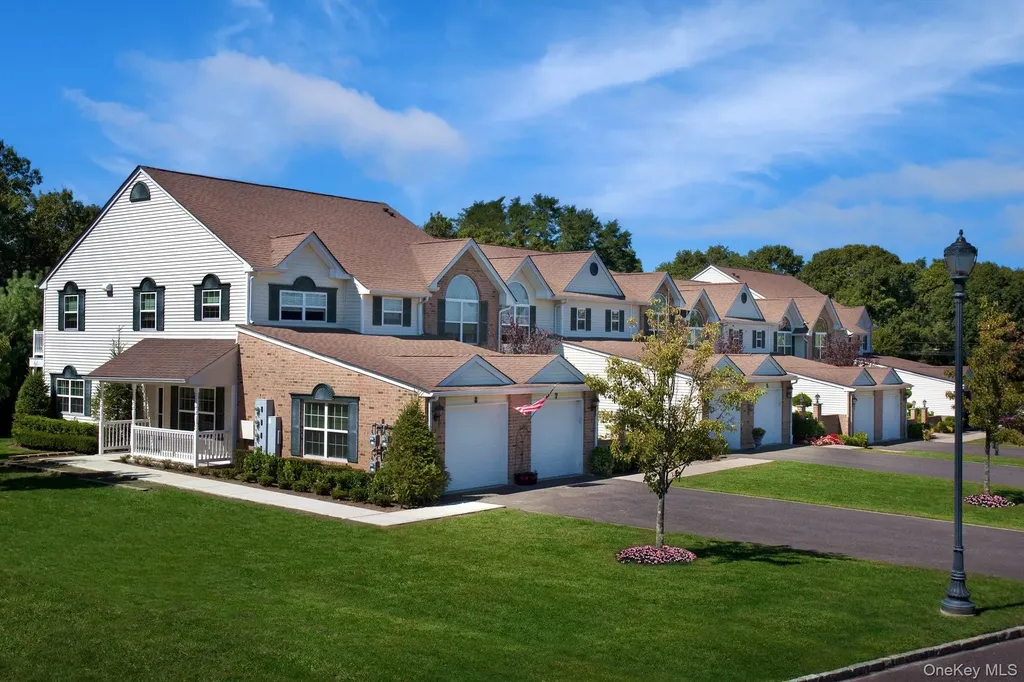 161 Pineview Lane Coram NY 11727