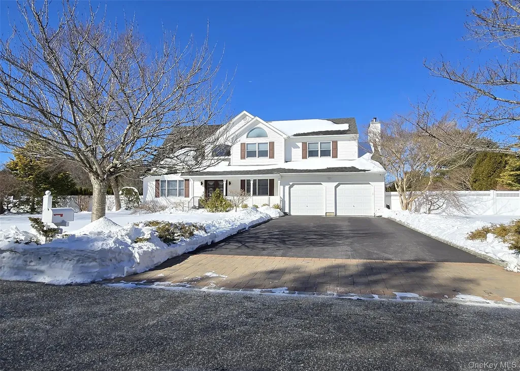 11 Simpson Gate Manorville NY 11949