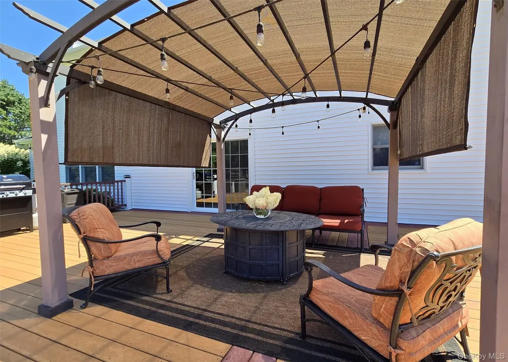 11 Simpson Gate Manorville NY 11949