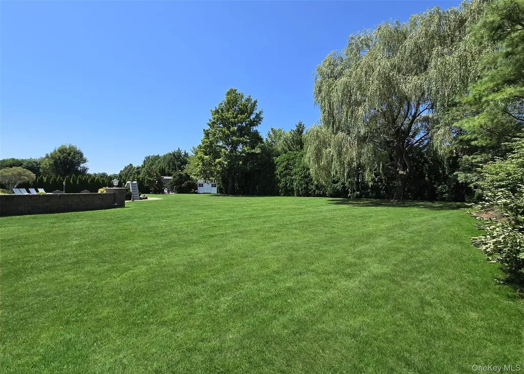 11 Simpson Gate Manorville NY 11949