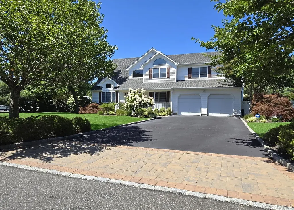 11 Simpson Gate Manorville NY 11949