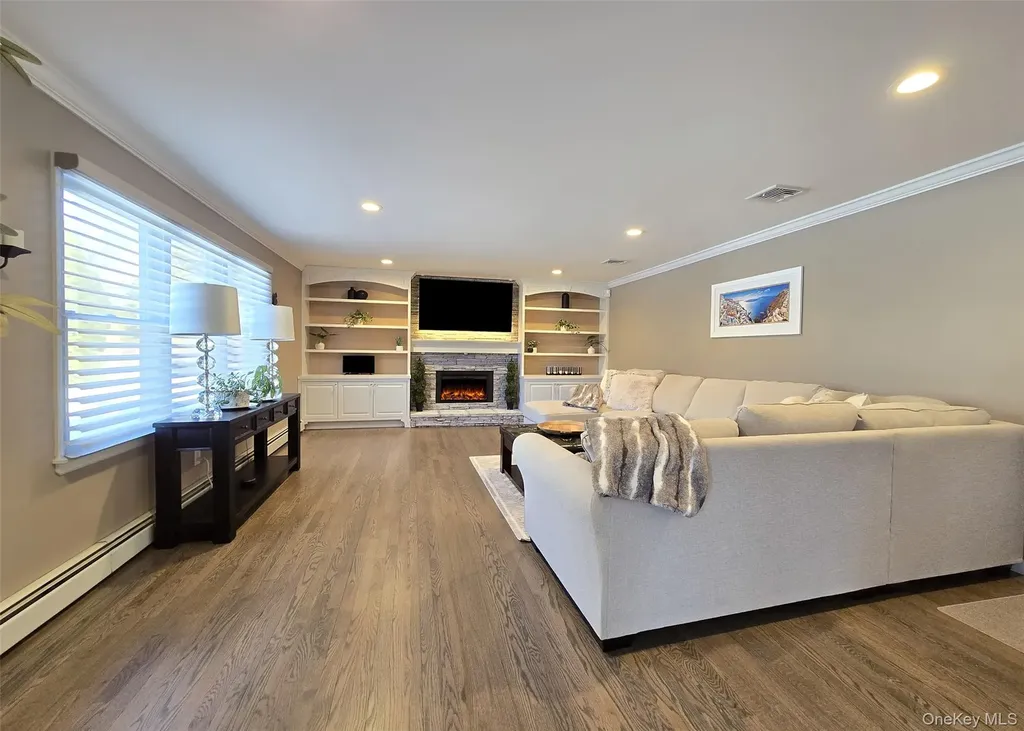 11 Simpson Gate Manorville NY 11949