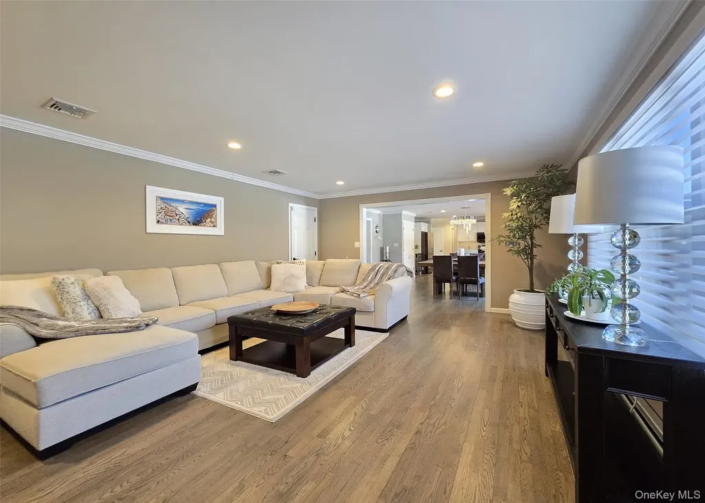 11 Simpson Gate Manorville NY 11949