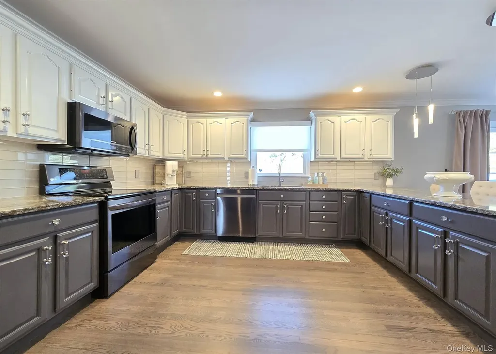 11 Simpson Gate Manorville NY 11949