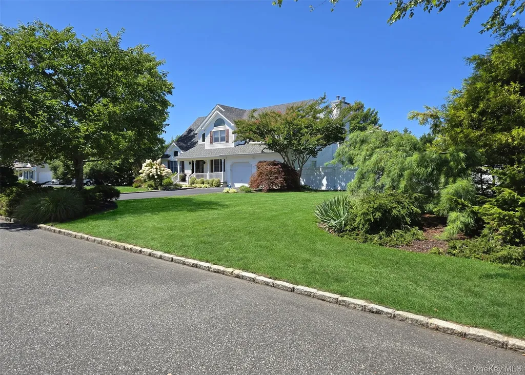 11 Simpson Gate Manorville NY 11949