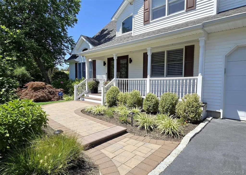 11 Simpson Gate Manorville NY 11949