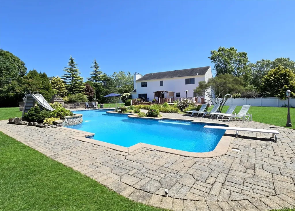11 Simpson Gate Manorville NY 11949