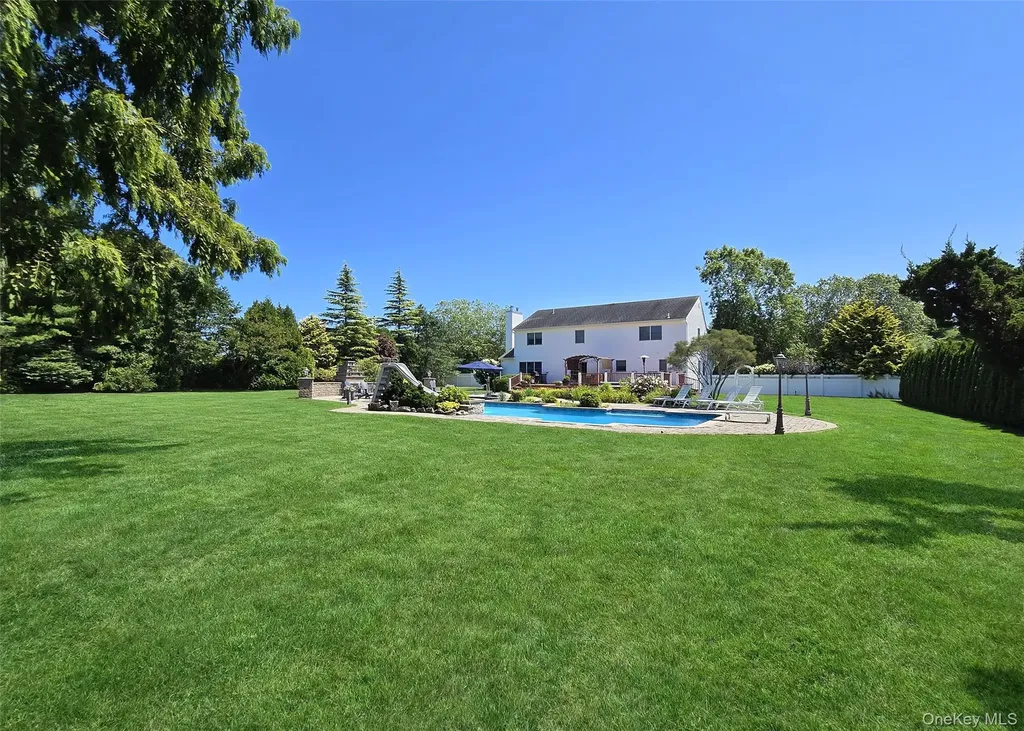11 Simpson Gate Manorville NY 11949