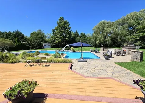11 Simpson Gate Manorville NY 11949
