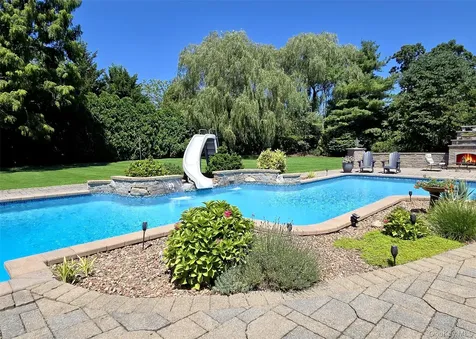 11 Simpson Gate Manorville NY 11949