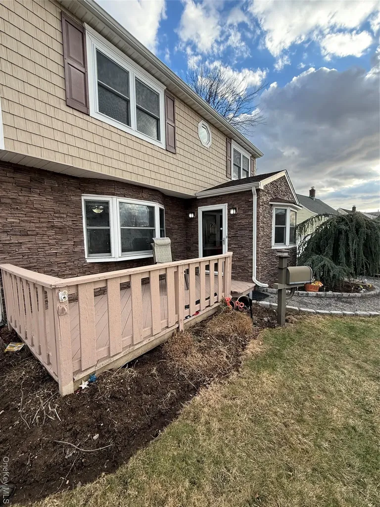 63 Anchor Lane Levittown NY 11756