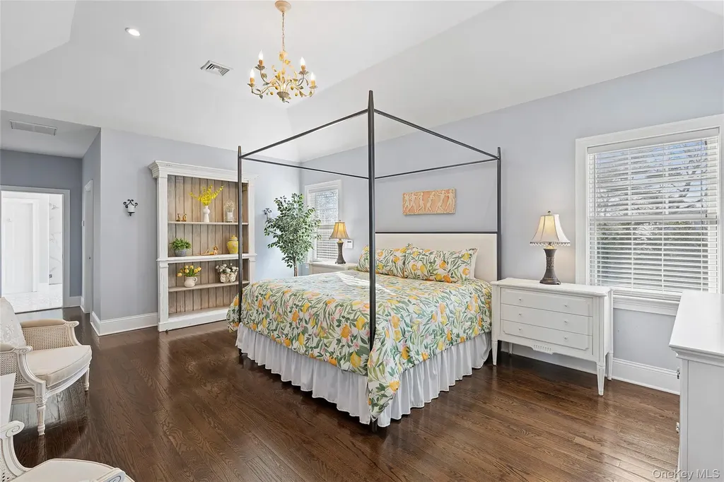 106 E Tiana Road Hampton Bays NY 11946