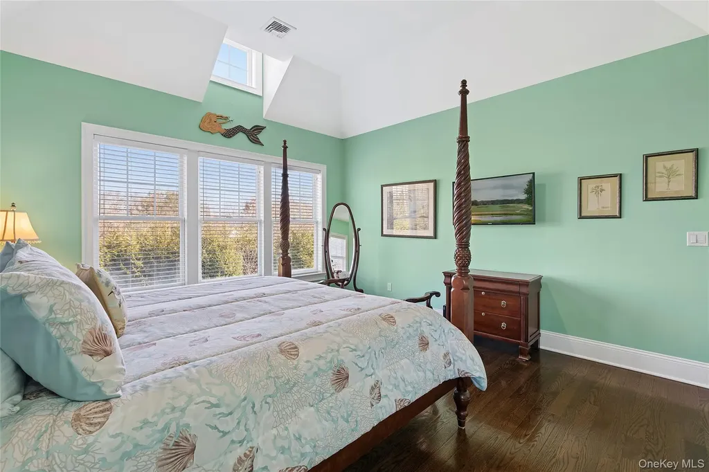 106 E Tiana Road Hampton Bays NY 11946