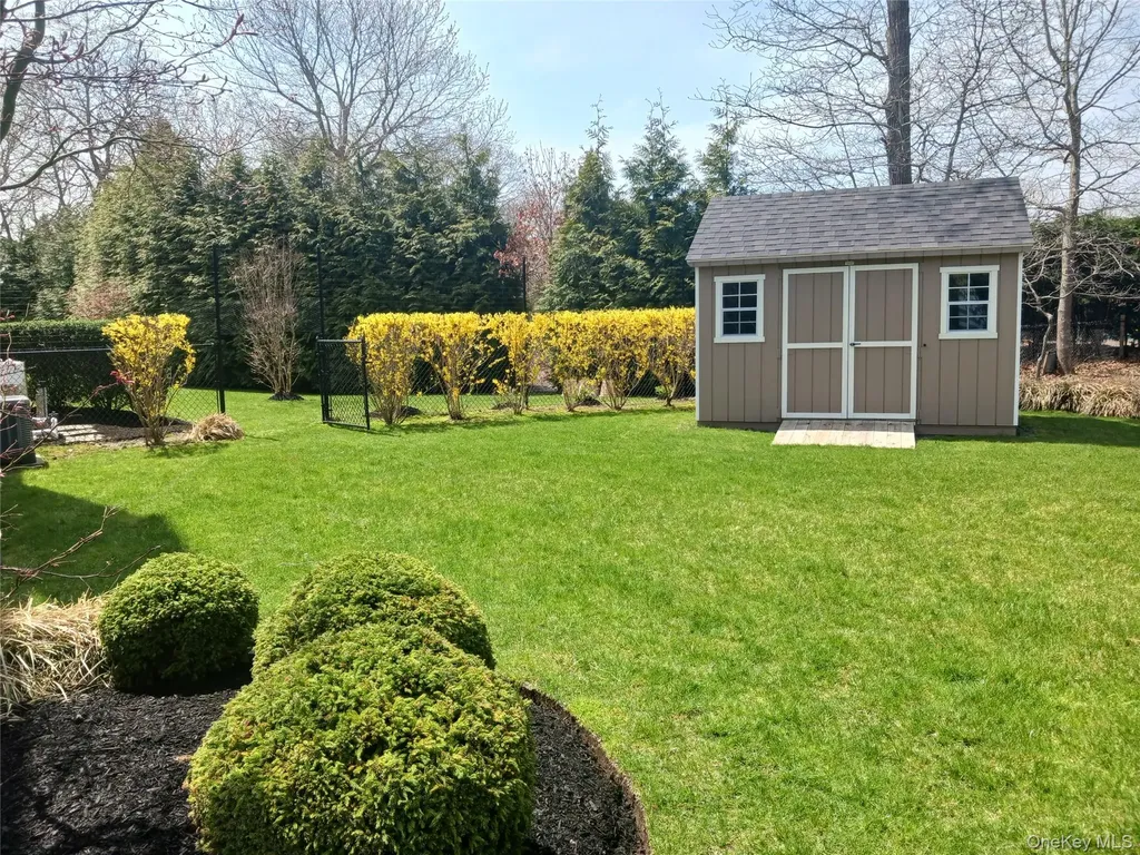 106 E Tiana Road Hampton Bays NY 11946