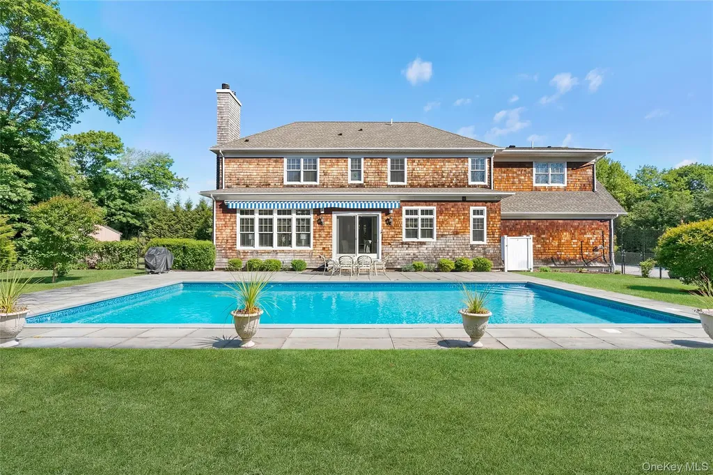 106 E Tiana Road Hampton Bays NY 11946