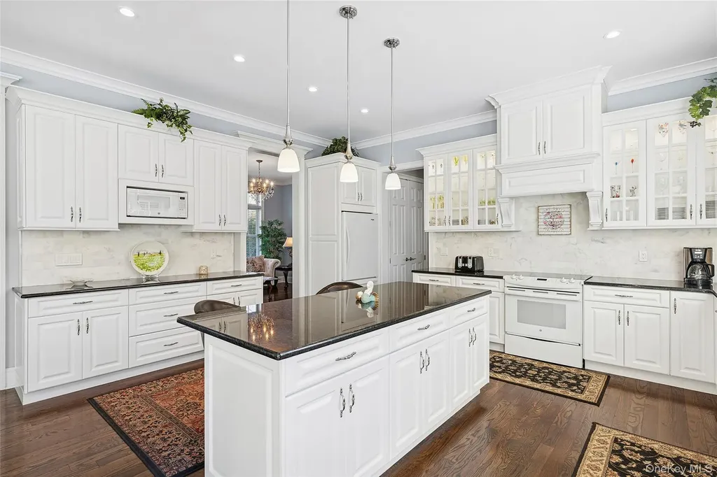 106 E Tiana Road Hampton Bays NY 11946