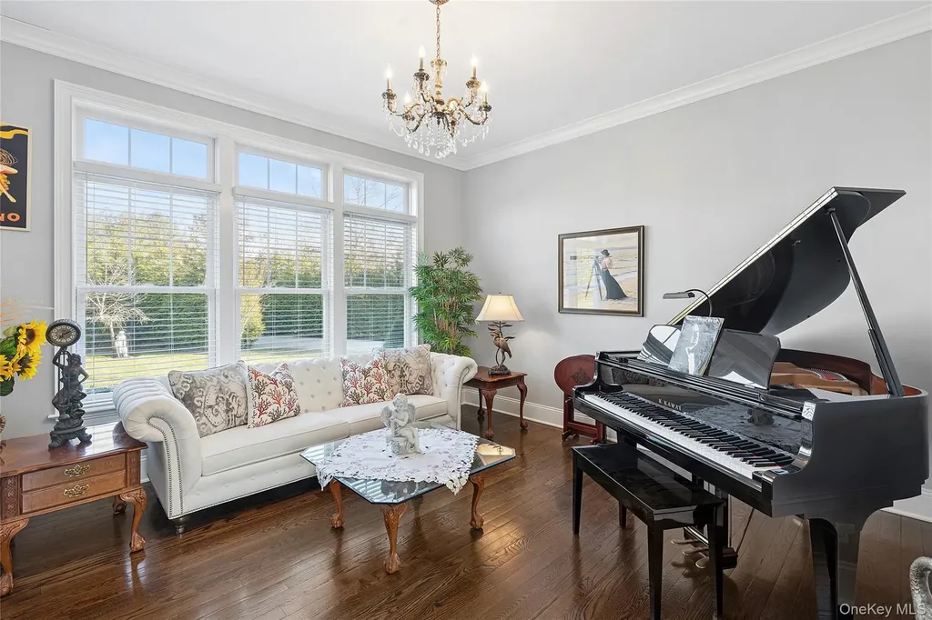 106 E Tiana Road Hampton Bays NY 11946