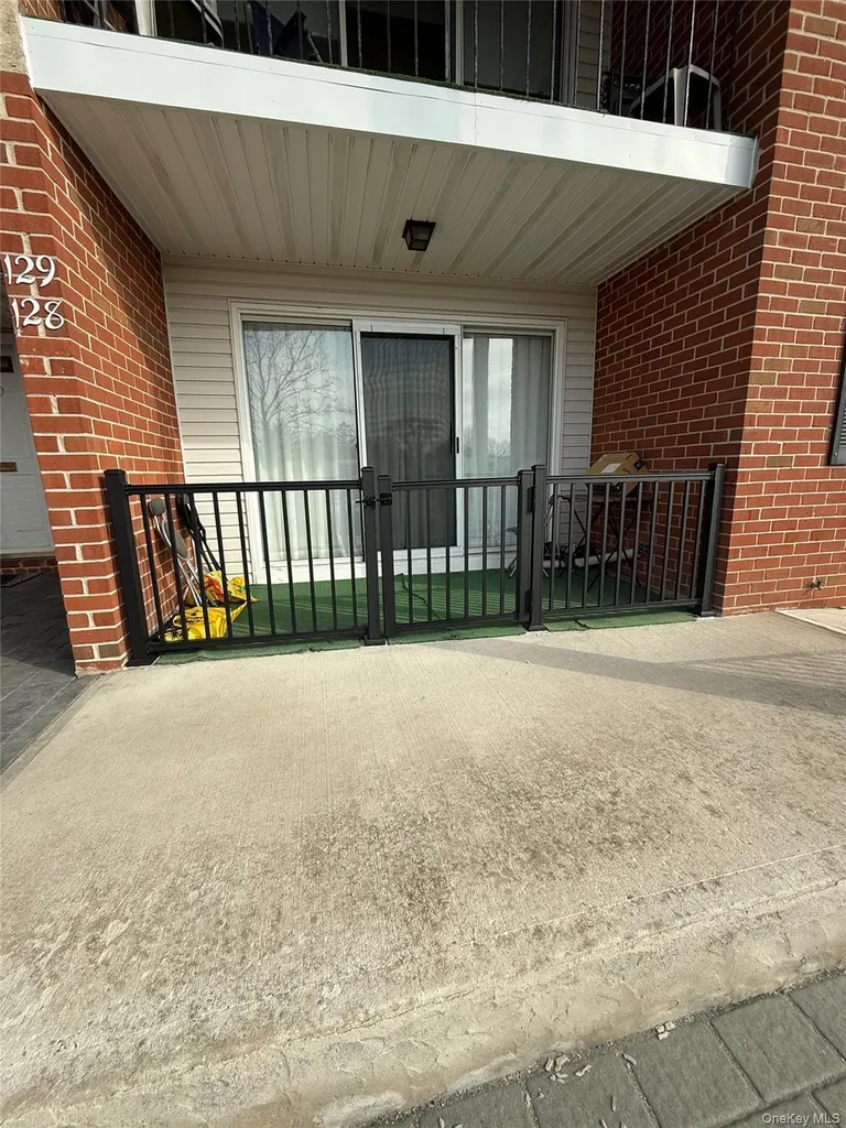 128 Santa Barbara Drive Plainview NY 11803