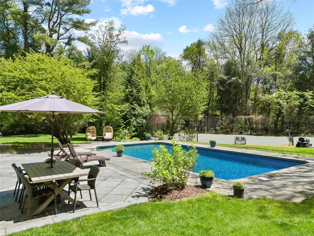 47 Valley Road Old Westbury NY 11568